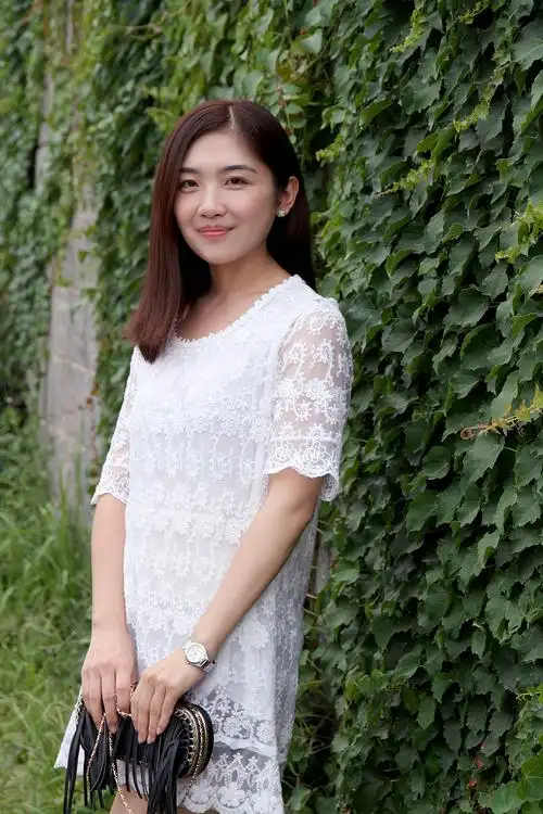 穿白裙子的女孩