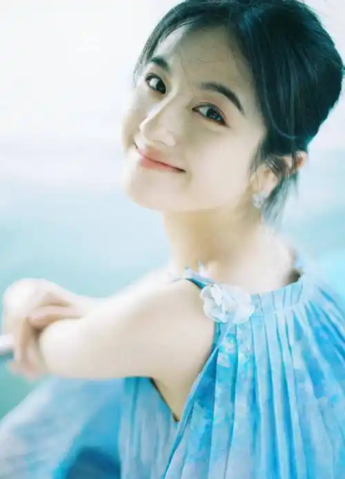 李兰迪的蓝裙子照片是一朵夏天盛开的蓝色莲花,优雅,纯洁,甜美_连衣裙