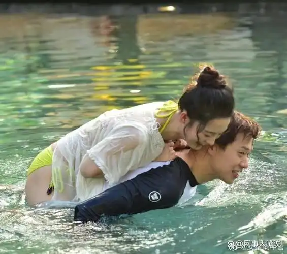 李沁早年在一档综艺节目中留下的一张玩水时的照片近日被曝光,引发了