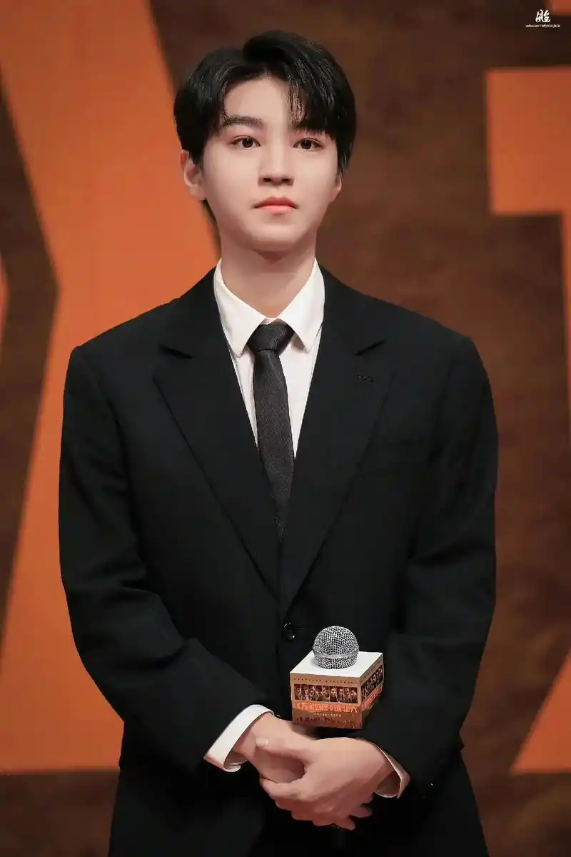 王俊凯 白衬衫黑西服真的好帅00#演员王俊凯 #万里归途  - 抖音