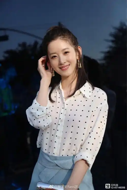 25岁章泽天真会穿一袭吊带连衣裙时尚又减龄秒变18岁少女