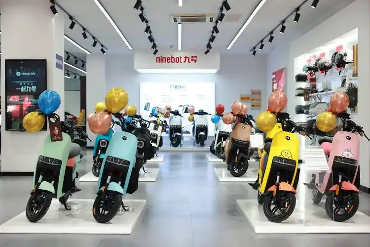 展示空间内陈设九号智能电动车的全系车型,消费者能在众多车型中挑选