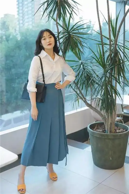 试试"短上衣 半身裙",遮肉显腿长