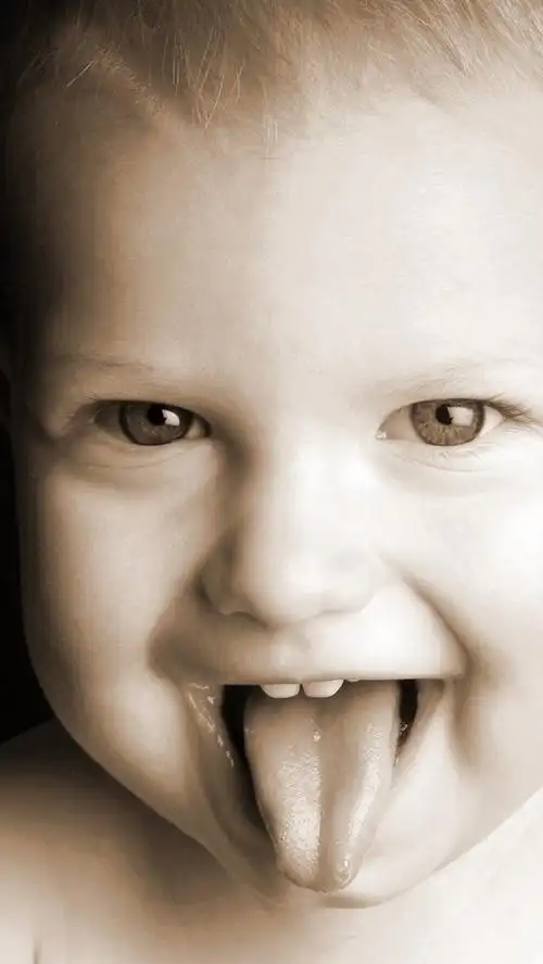 做鬼脸的可爱宝宝 iphone 壁纸