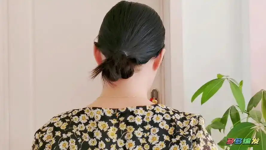 50岁的女人这样扎头发气质优雅老办法新发型邻居都夸好看