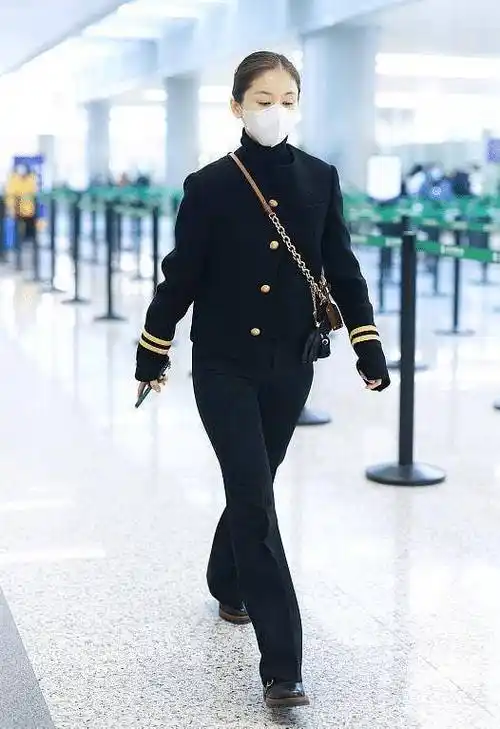 王子文真的太懂穿搭了,翻领毛衣配喇叭裤高级洋气,穿出超模气场_基础