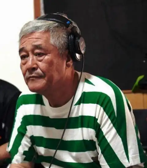 赵本山近照曝光,头发花白满脸皱纹苍老许多,亲临片场认真工作