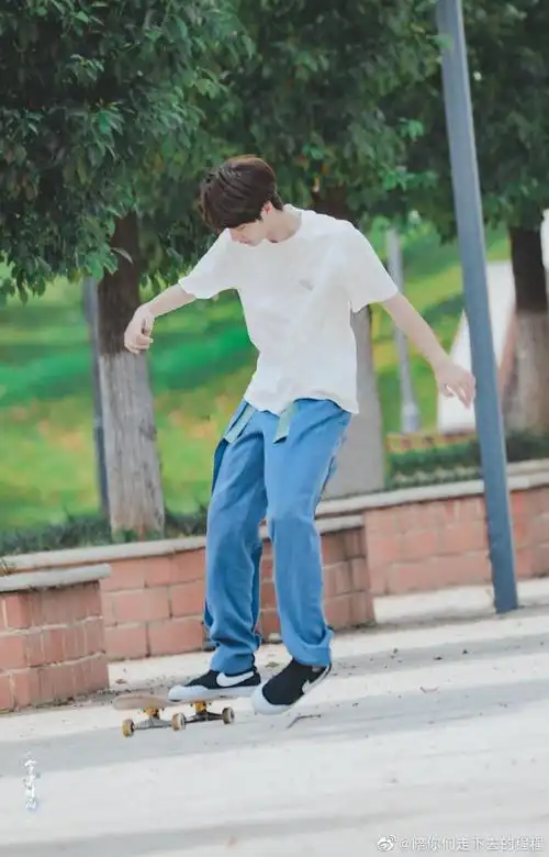 王一博天天向上#那个帅气的白衣少年踩着他的滑板过来了这画面真的太
