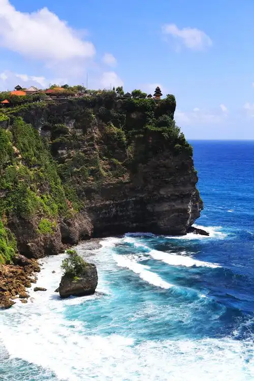 印度尼西亚巴厘岛乌鲁瓦图情人崖绝美风光吸引世界各地游客
