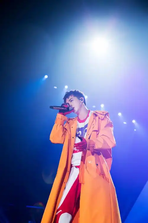 作为歌手,@许魏洲zz"忠于自己的摇滚精神,不忘音乐