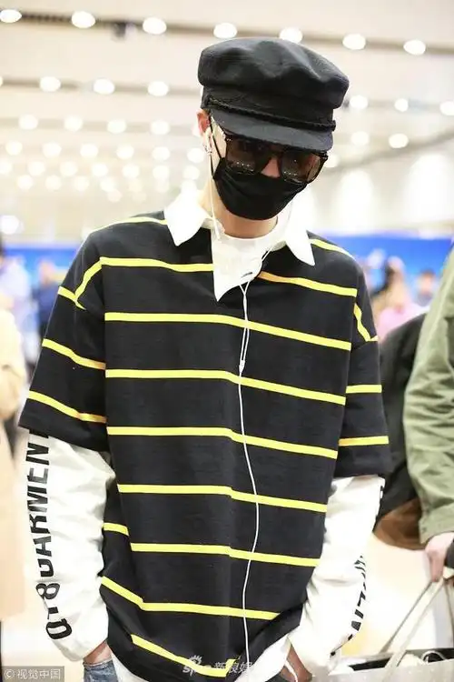 林彦俊戴帽子口罩自带低气压 双手插兜疾行懒理粉丝跟拍_新浪图片