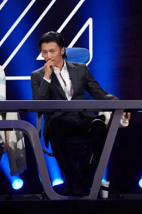 谢霆锋今天是锋味派##青年派计划##谢霆锋背头西装造型