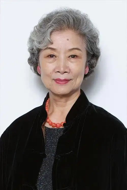 演员吕中:23岁嫁同学,今儿子儿媳是她的骄傲,女儿是国人的骄傲