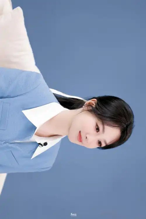 杨紫蓝色小香风套装