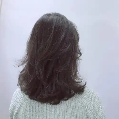 女生锁骨发烫发