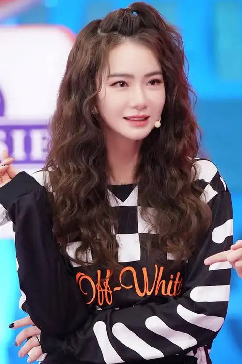 图片来自原影视剧 戚薇羊毛卷发型 卷发发型戚薇 羊毛