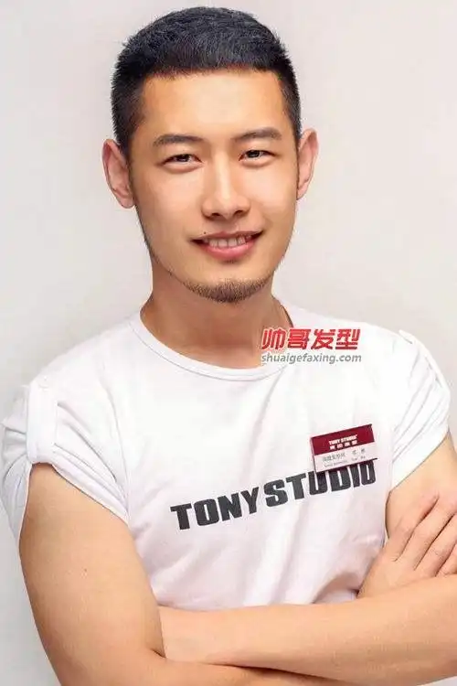 男生圆脸发型,圆脸短发发型,男生短发脸胖的男士别乱剪发型了,建议留