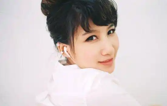 她从06年的超级女声脱颖而出,嫁给国外老公生下一儿一女_艾梦萌_超女