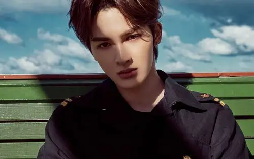 朱正廷英伦风帅气桌面壁纸