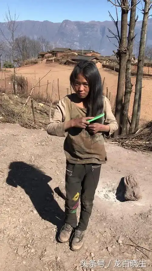 农村最美放牛女孩贫困虽阻挡了你打扮的机会却挡不住你的笑容