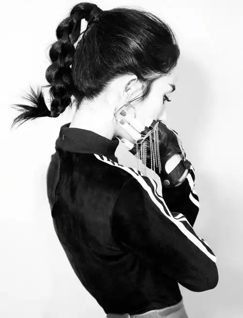 其实把马尾辫成麻花辫,不仅减龄还更有造型感.