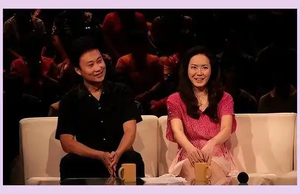 军旅歌手耿为华离婚9年后,与小14岁妻生活差距大