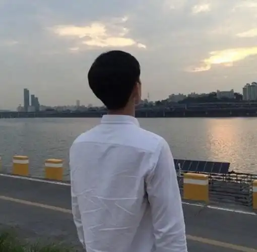 心理测试:三个男生背影哪个让你有安全感?测身边一直关心你的人是谁!