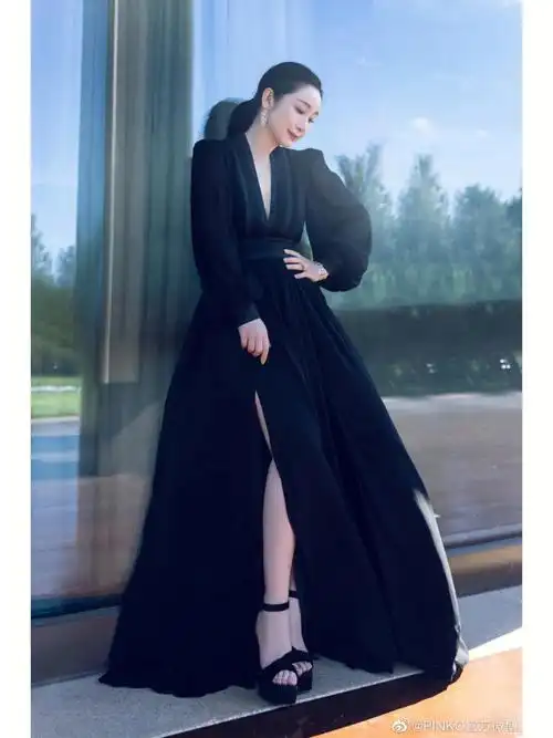 pinko星光 #演员 @秦海璐 身着dress to impress系列黑色长款连身裙