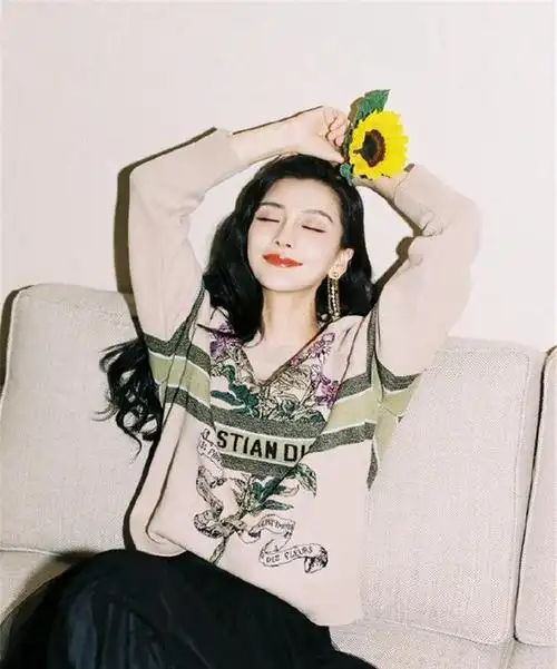 angelababy向日葵日系大片复古卫衣搭配黑色长裙气质出众