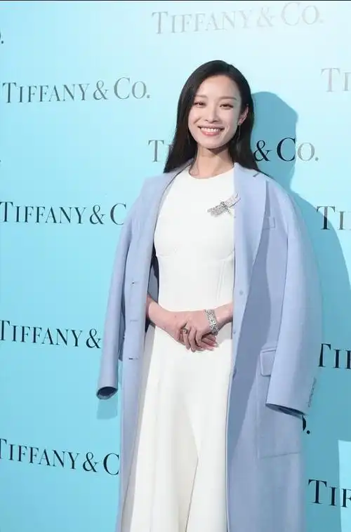 倪妮一身浅色穿搭秀气质胸前蜻蜓胸针好别致看起来还挺高级