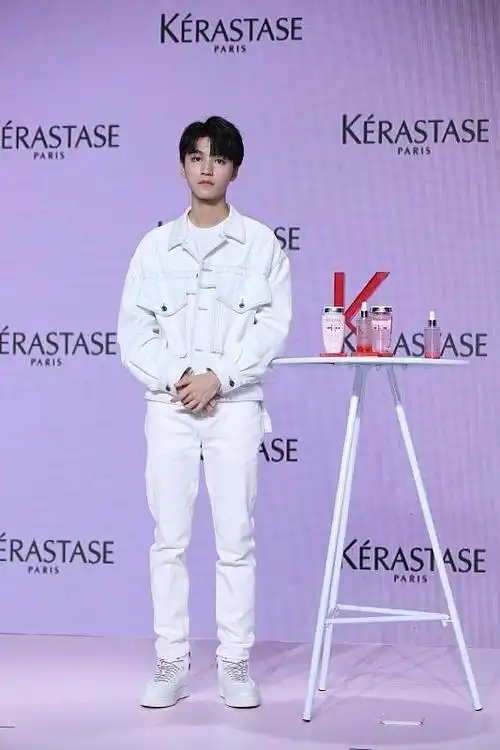 王俊凯真是少年典范纯白色穿搭阳光帅气还很有型超赞