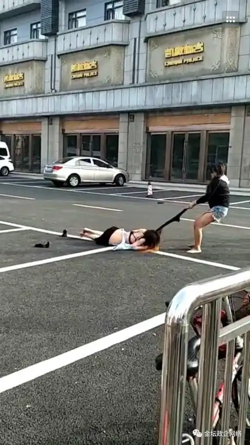 一女子又被扒衣服!