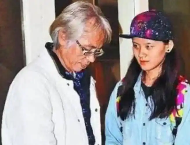 原创9年后爷孙恋现状曝光男方需要拄拐26岁林靖恩一脸疲惫