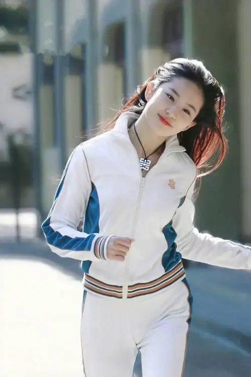 刘亦菲运动风随性街拍旧照欣赏