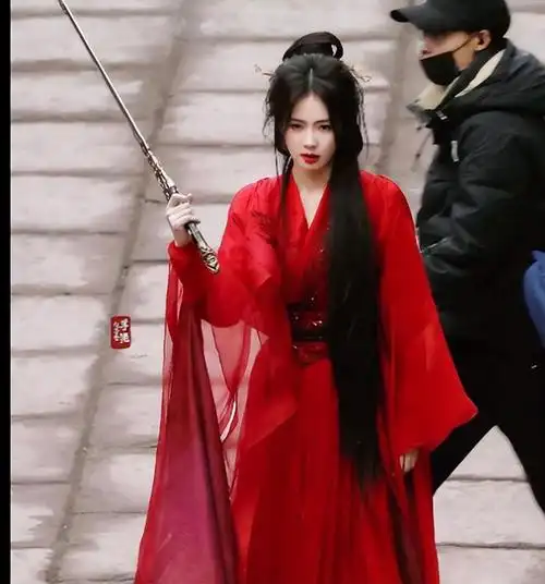 红衣古装出镜, 白鹿手持宝剑,化身冷酷女侠!