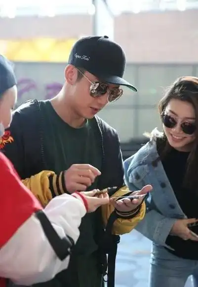 郑恺带着白富美女友秀恩爱,大家却只关注她身高?