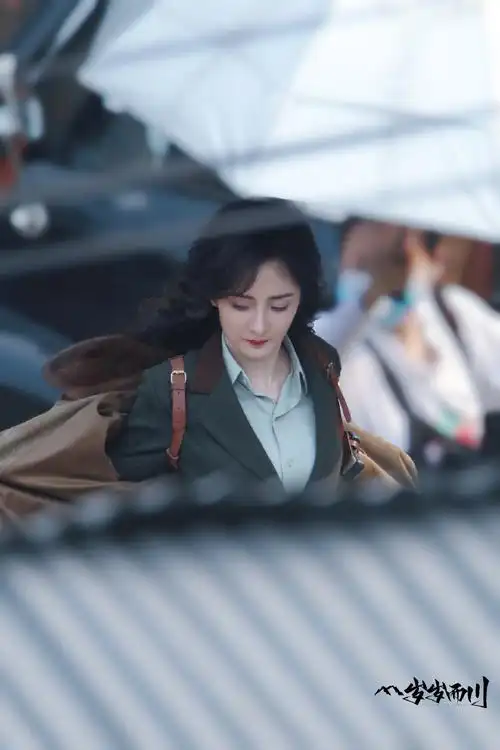 杨幂卷发军装路透##杨幂卷发军靴