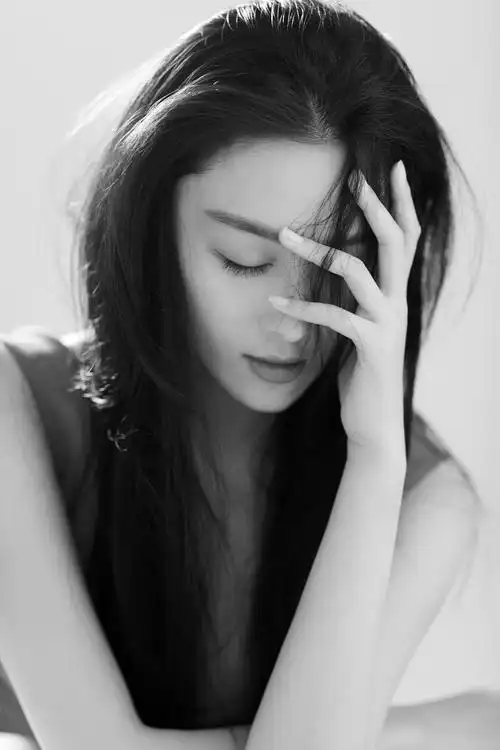 张馨予全新质感大片曝光眼神清澈低颜温婉治愈