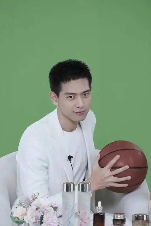 李现头发剪短了超短发搭配一身白色西装清爽又帅气