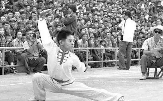 李连杰坦言将20亿身家交给妻子,前妻却在地下室住了十年