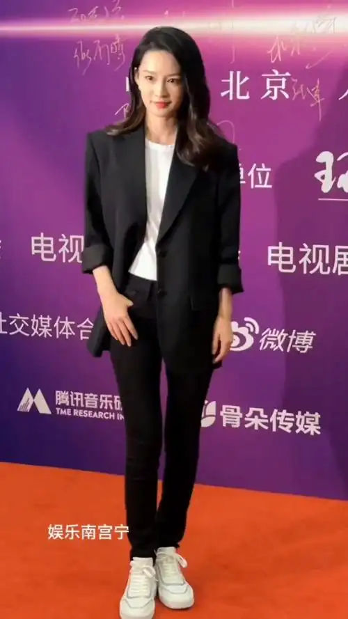 李沁黑色西装又美又飒,尽显职场精英范儿,气场十足 67