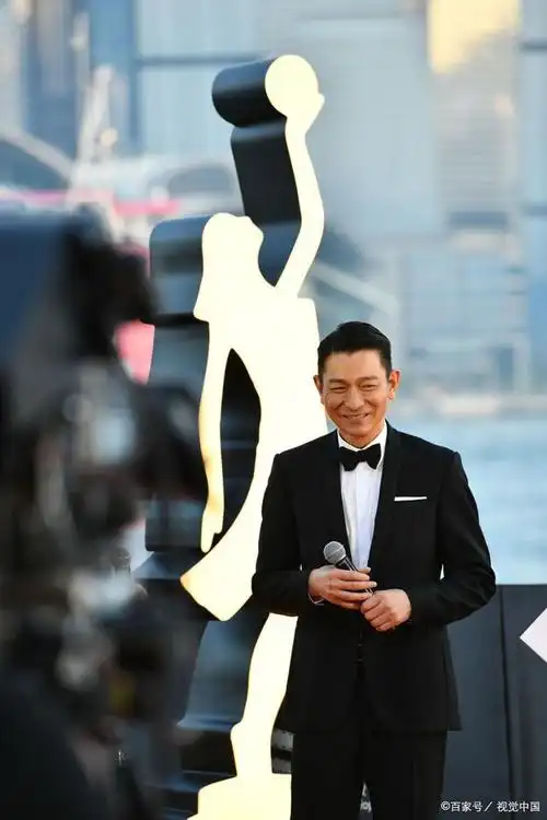 刘德华的《暗自着迷》,喜欢却不敢表白,有谁能懂?