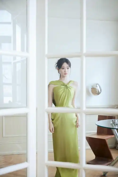 祝绪丹缎面飘带裙##祝绪丹翡羽绿坠感长裙