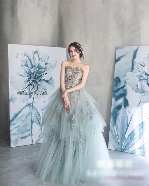 关晓彤婚纱造型美照曝光俏皮性感转换自如