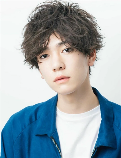 日系男生的短烫发,头发稍微长,但是纹理空气感都很显蓬松,显发量多.