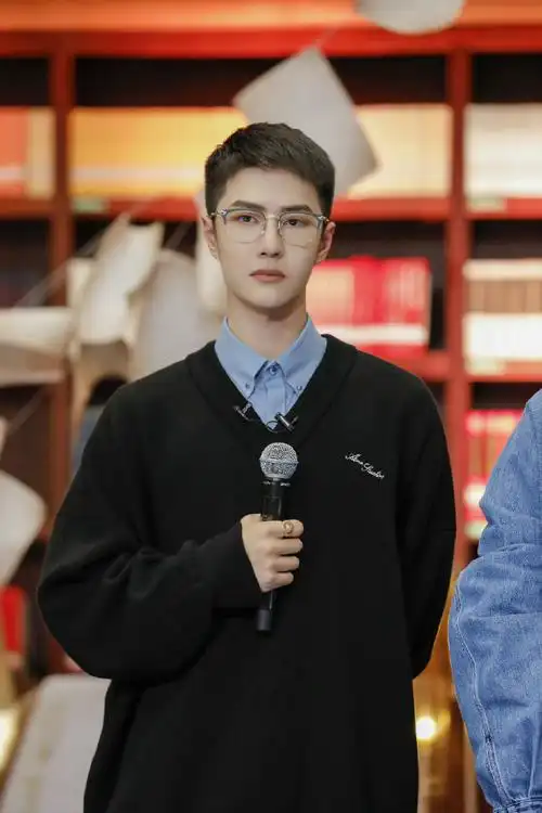 王一博#戴眼镜的王天天帅呆啦