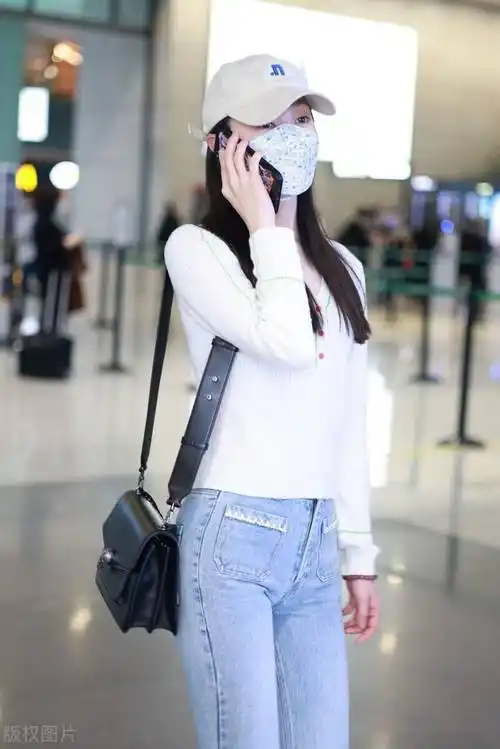 宋轶穿针织上衣配牛仔裤清新时尚戴棒球帽挎黑色包包秀美迷人