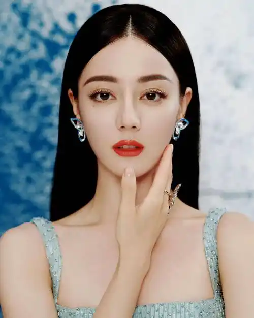 迪丽热巴的蓝色礼服展现了女性的精致和魅力_娱乐_身材_仙子