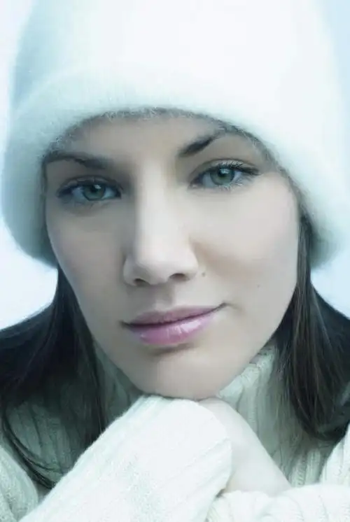 西方人,脸,头,眼睛,脸颊,头发,一个人,笑,微笑,竖图,室内,特写,白天