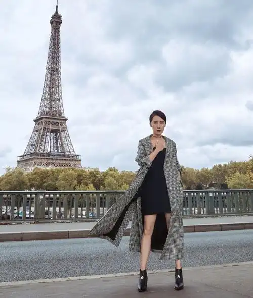 "阔太"李念回来了,穿7k西装配15cm高跟靴,姨妈色口红霸气侧漏